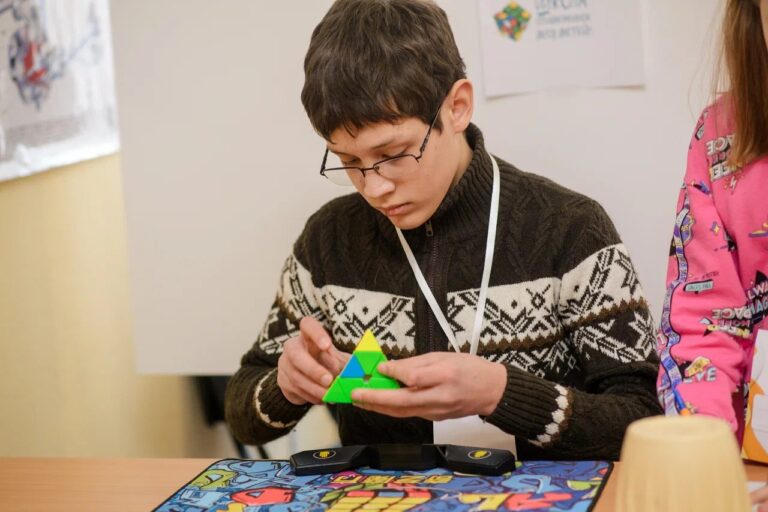 в "Школе спидкубинга для детей" турнир по скоростному собиранию кубика Рубика и других головоломок